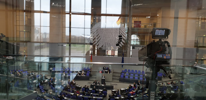 Blick auf das tagende Parlament