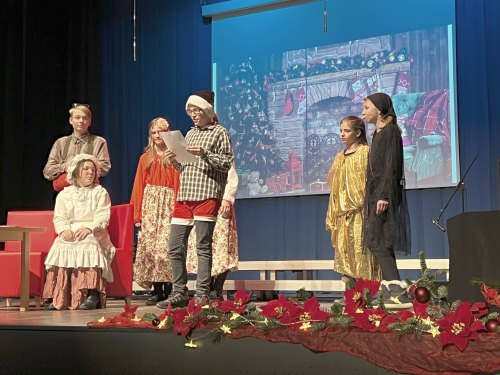 Theatergruppe spielt das moderne Weihnachtsmärchen