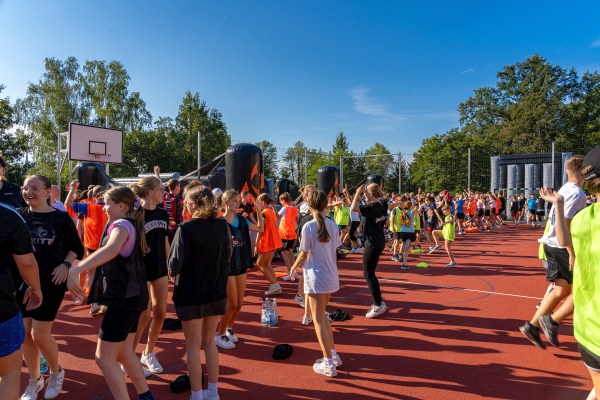 Firma Trixitt mit dem Motto ,,Wir bewegen Schulen“ auf dem Sportplatz Haus Westberg