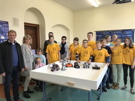 Oberbürgermeister André Raphael  zu Besuch in der Robotik-Abteilung