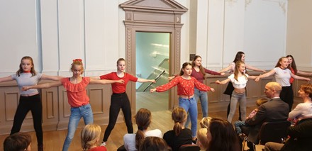 Aufführung der Tanzgruppe in der Aula