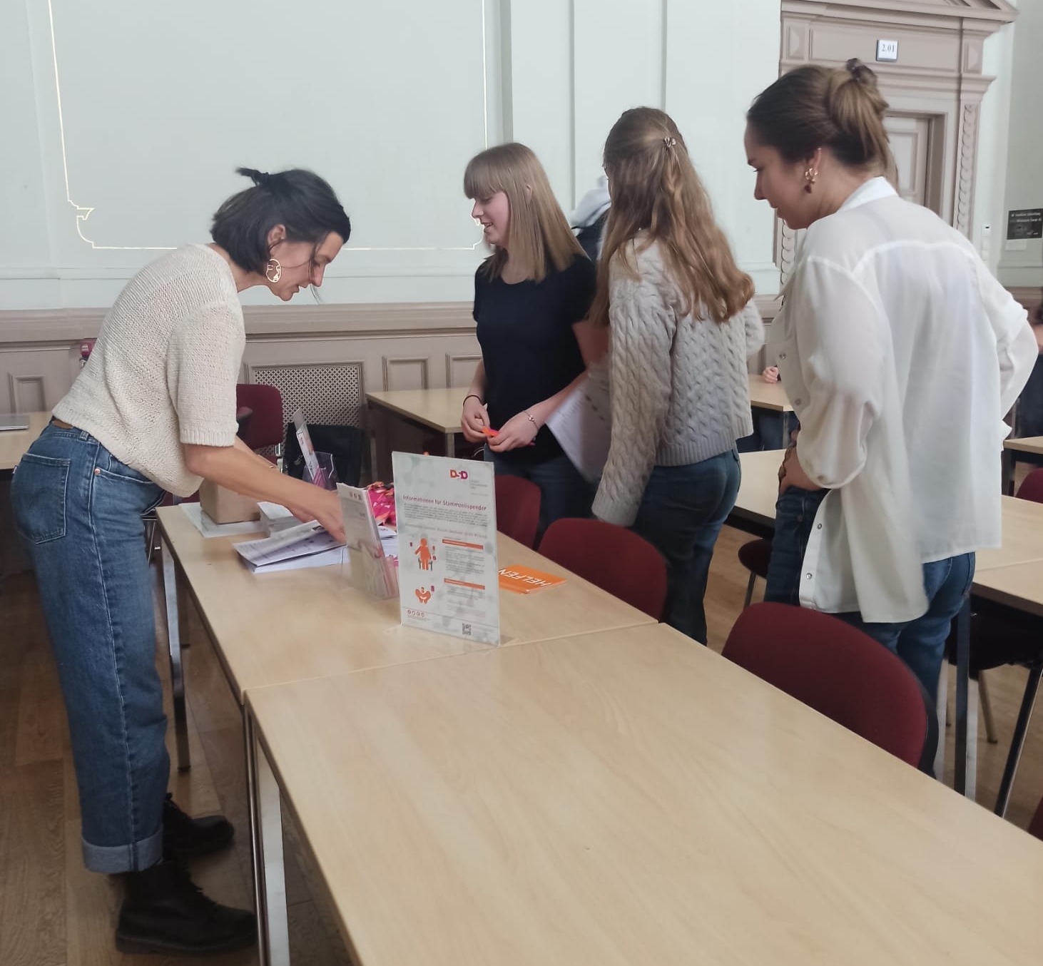 Schüler der Jgst. 11 in der Aula zur DSD-Info-Veranstaltung