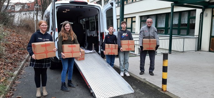 Beim Verladen der gesammelten Spendenpakete am Haus Westberg mit Schülern der Klasse 7b.