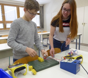 Jette und Paul beim Experimentieren